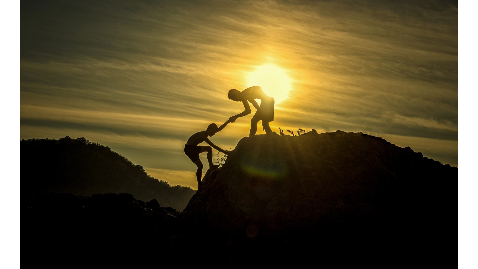 Bir el vardır, en karanlık alda gelir tutar...