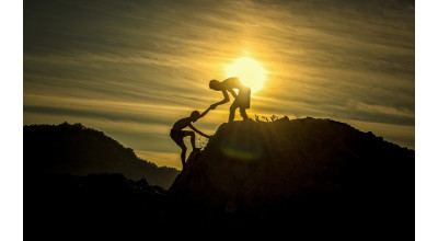 Bir el vardır, en karanlık alda gelir tutar...